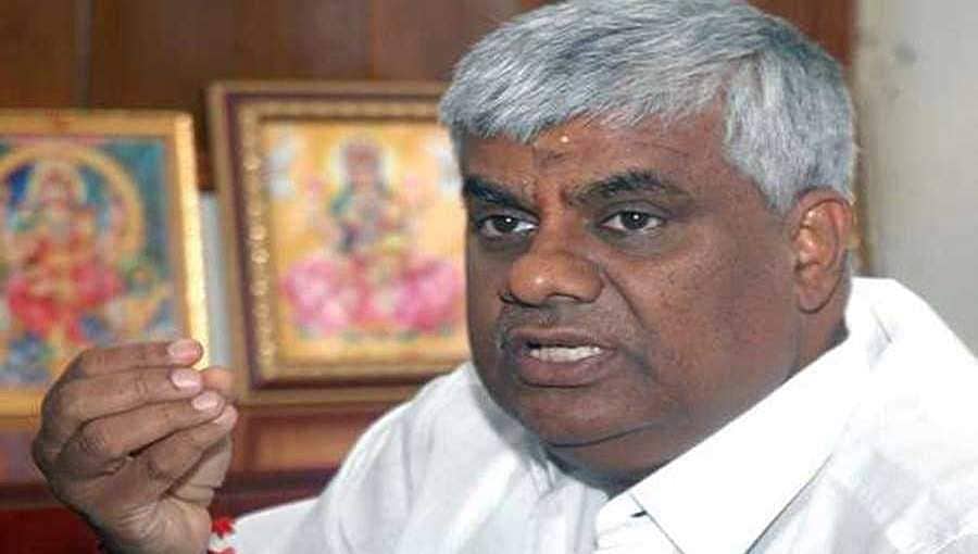 ಮಾಜಿ ಸಚಿವ ಎಚ್.ಡಿ. ರೇವಣ್ಣ ಬೆಂಗಾವಲು ವಾಹನದ ನಾಲ್ಕು ಸಿಬ್ಬಂದಿಗೆ ಕೊರೋನಾ ಸೋಂಕು!