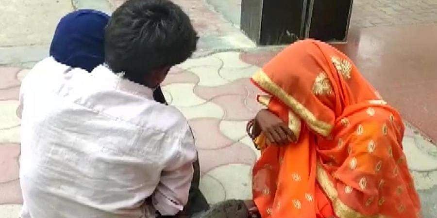 ವೈದ್ಯರ ನಿರ್ಲಕ್ಷ್ಯ: ಚಿಕಿತ್ಸೆ ಸಿಗದೆ ಬಲಿಯಾದ ಮಗು, ಎದೆಗಪ್ಪಿಕೊಂಡು ರೋಧಿಸಿದ ಪೋಷಕರು!