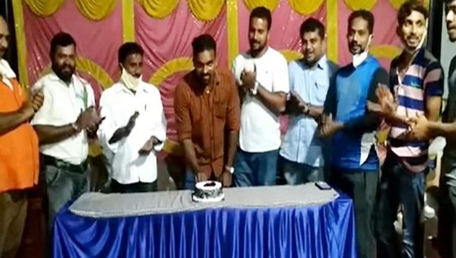 ಉಡುಪಿ: ಸಾಮಾಜಿಕ ಅಂತರವನ್ನೂ ಮರೆತು ಕ್ವಾರಂಟೈನ್ ಕೇಂದ್ರದಲ್ಲೇ ಬಿಜೆಪಿ ಮುಖಂಡರಿಂದ ಬರ್ತಡೇ ಪಾರ್ಟಿ!