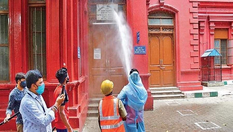 ಬೆಂಗಳೂರು: ಲಾಕ್ ಅಪ್ ನಲ್ಲಿದ್ದ ಆರೋಪಿಗೆ ಕೊರೋನಾ, ಜೆಜೆ ನಗರ ಠಾಣೆಗೆ ಸೋಂಕು ನಿವಾರಕ ದ್ರಾವಣ ಸಿಂಪಡಣೆ