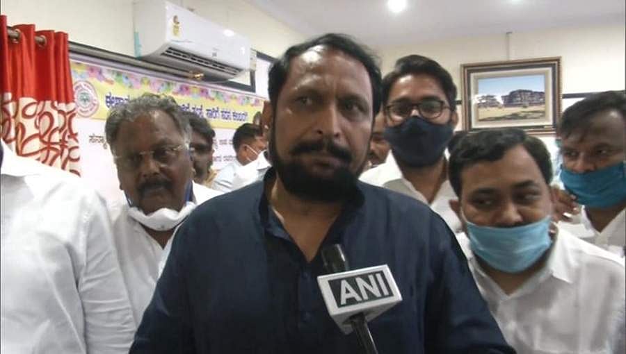 ಮೂರ್ನಾಲ್ಕು ದಿನಗಳ ಬಳಿಕ ಅಂತರ್ ರಾಜ್ಯ ಬಸ್ ಸೇವೆ ಪುನರ್ ಆರಂಭ: ಲಕ್ಷ್ಮಣ್ ಸವದಿ