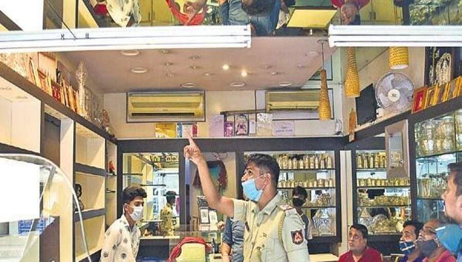 ಬೆಂಗಳೂರು: ಚಿನ್ನಾಭರಣ ಮಳಿಗೆ ಶಟರ್ ಮುರಿದು 35 ಲಕ್ಷ ರು. ಮೌಲ್ಯದ ಆಭರಣ ಕಳ್ಳತನ