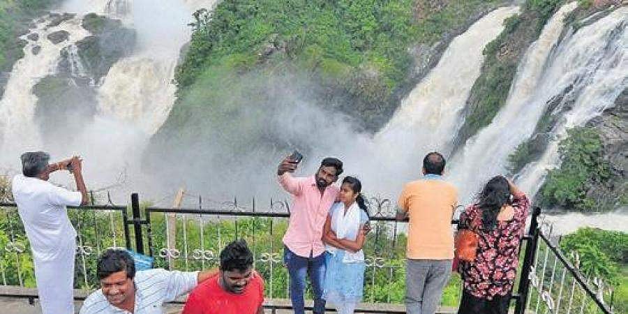 ಕೊರೋನಾ ಎಫೆಕ್ಟ್: ಪ್ರವಾಸಿ ತಾಣಗಳಲ್ಲಿ ರೂಮ್ ಖಾಲಿಯಿದ್ದರೂ, ಬೆಂಗಳೂರಿಗರಿಗಿಲ್ಲ ಜಾಗ!