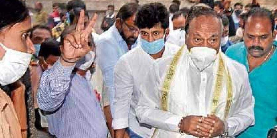 ನಿಷೇಧವಿದ್ದರೂ ಆಷಾಢ ಶುಕ್ರವಾರ ಹಿನ್ನೆಲೆ ಸಾಲಿನಲ್ಲಿ ನಿಂತು ಚಾಮುಂಡಿ ದರ್ಶನ ಪಡೆದ ವಿಐಪಿಗಳು!