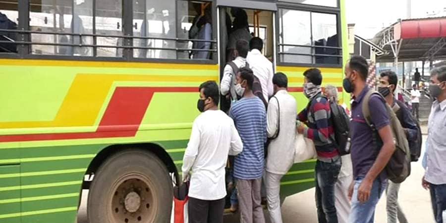 ಬೆಂಗಳೂರು ಮತ್ತೆ ಲಾಕ್ ಡೌನ್: ಊರುಗಳಿಗೆ ತೆರಳಲು ಪ್ರಯಾಣಿಕರ ನೂಕುನುಗ್ಗಲು!