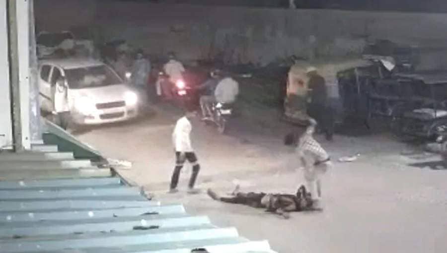 ದೆಹಲಿ: ಬೈಕ್ ನಲ್ಲಿ ಸ್ಟಂಟ್ ಮಾಡಬೇಡಿ ಎಂದು ಬುದ್ದಿ ಹೇಳಿದ ಯುವಕನನ್ನು ಕೊಂದೇ ಬಿಟ್ಟರು ಮೂವರು ಹುಡುಗರು!