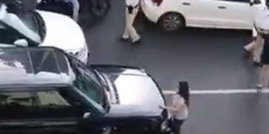 ಮುಂಬೈ ನಡುರಸ್ತೆಯಲ್ಲಿ ಕುಟುಂಬ ಕಲಹ: ಗಂಡನ ಕಾರು ನಿಲ್ಲಿಸಿದ ಮಹಿಳೆ, ಸಂಚಾರ ವ್ಯತ್ಯಯ, ವಿಡಿಯೋ