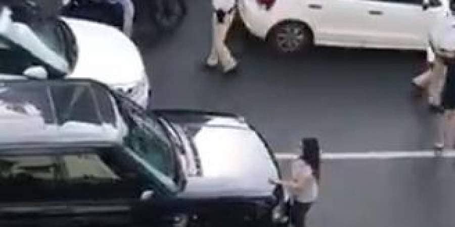 ಮುಂಬೈ ನಡುರಸ್ತೆಯಲ್ಲಿ ಕುಟುಂಬ ಕಲಹ: ಗಂಡನ ಕಾರು ನಿಲ್ಲಿಸಿದ ಮಹಿಳೆ, ಸಂಚಾರ ವ್ಯತ್ಯಯ, ವಿಡಿಯೋ