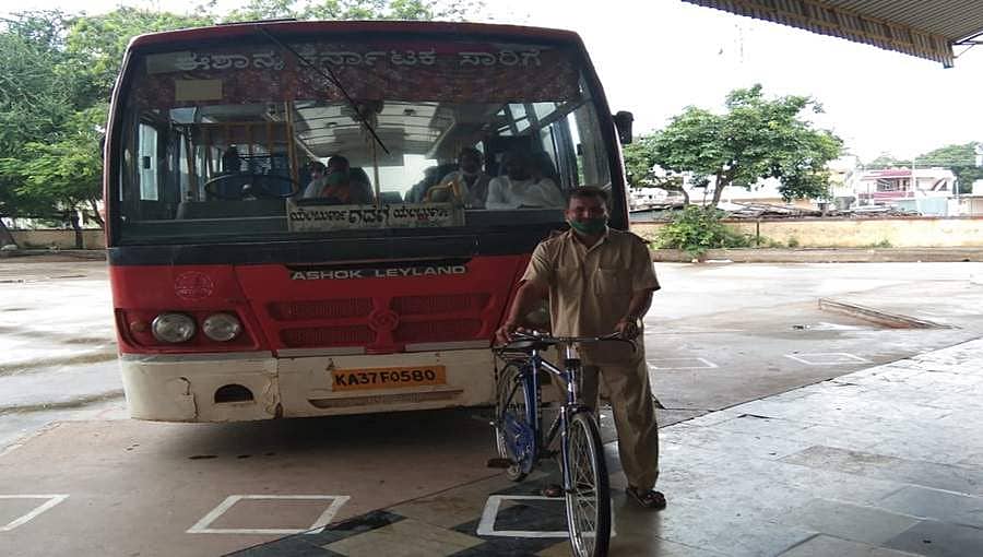 ಕರ್ತವ್ಯಕ್ಕೆ ಹಾಜರಾಗಲು 30 ಕಿ.ಮೀ. ಸೈಕಲ್ ತುಳಿಯುವ ಚಾಲಕ ಕಂ ನಿರ್ವಾಹಕ!