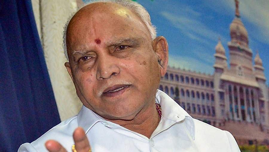 ನನಗೆ ಸೋಂಕಿದೆ, ಮಗನಿಗೆ ಜ್ವರವಿದೆ: ಯಡಿಯೂರಪ್ಪ ಮನೆ ಮುಂದೆ ಬೆಡ್ ಕೊಡಿಸಿ ಎಂದು ಕೊರೋನಾ ರೋಗಿಯ ರಂಪಾಟ