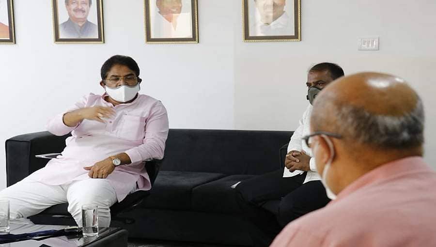 ರೋಗ ಲಕ್ಷಣವಿಲ್ಲದ ರೋಗಿಗಳನ್ನು ಖಾಸಗಿ ಆಸ್ಪತ್ರೆಗಳಿಂದ ಬಿಡುಗಡೆ, ನಾಳೆ ಆಸ್ಪತ್ರೆಗಳ ಮುಖ್ಯಸ್ಥರ ಜೊತೆ ಸಭೆ: ಆರ್. ಅಶೋಕ್