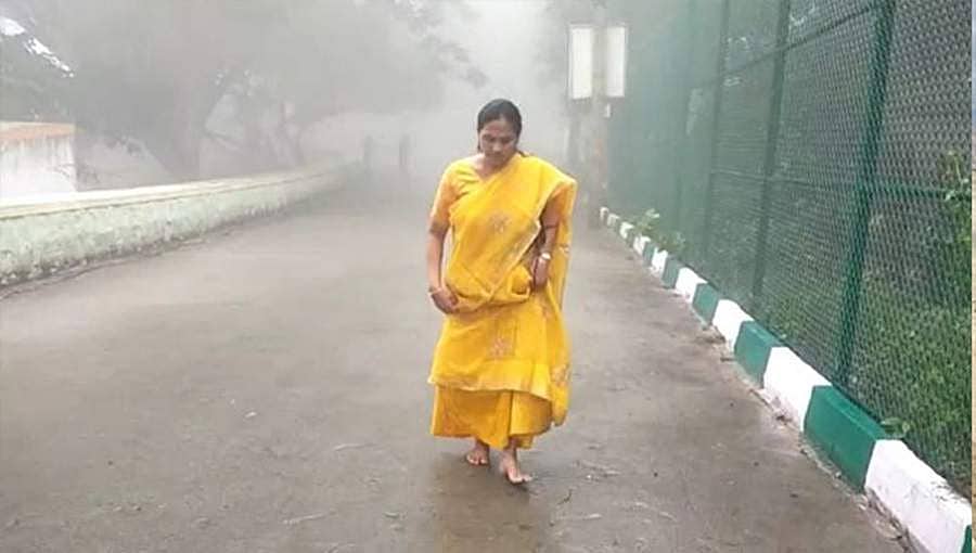 ಬರಿಗಾಲಲ್ಲಿ ಚಾಮುಂಡಿ ಬೆಟ್ಟ ಹತ್ತಿ, ದೇವಿ ದರ್ಶನ ಪಡೆದ ಸಂಸದೆ ಶೋಭಾ ಕರಂದ್ಲಾಜೆ