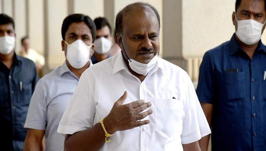 ಕೊರೋನಾ ಸೋಂಕಿತರ ಮನೆ ಮುಂದೆ ಎಚ್ಚರಿಕೆ ಫಲಕ ಹಾಕುವುದನ್ನು ನಿಲ್ಲಿಸಿ:ಸರ್ಕಾರಕ್ಕೆ ಹೆಚ್ ಡಿ ಕುಮಾರಸ್ವಾಮಿ ಒತ್ತಾಯ