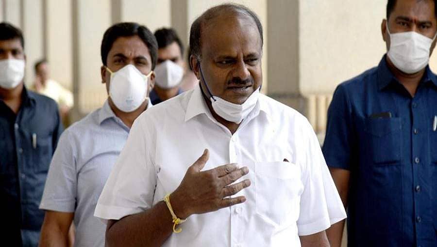 ಕೊರೋನಾ ಸೋಂಕಿತರ ಮನೆ ಮುಂದೆ ಎಚ್ಚರಿಕೆ ಫಲಕ ಹಾಕುವುದನ್ನು ನಿಲ್ಲಿಸಿ:ಸರ್ಕಾರಕ್ಕೆ ಹೆಚ್ ಡಿ ಕುಮಾರಸ್ವಾಮಿ ಒತ್ತಾಯ
