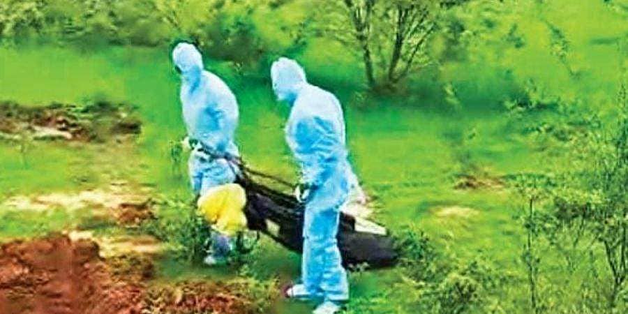 ಕೊರೋನಾ ಎಫೆಕ್ಟ್: ರಾಜ್ಯದಲ್ಲಿ ಮುಂದುವರೆದ ಅಮಾನವೀಯ ಅಂತ್ಯಸಂಸ್ಕಾರ, ಶವವನ್ನು ನೆಲದಲ್ಲಿ ದರದರನೆ ಎಳೆದೊಯ್ದ ಸಿಬ್ಬಂದಿ!