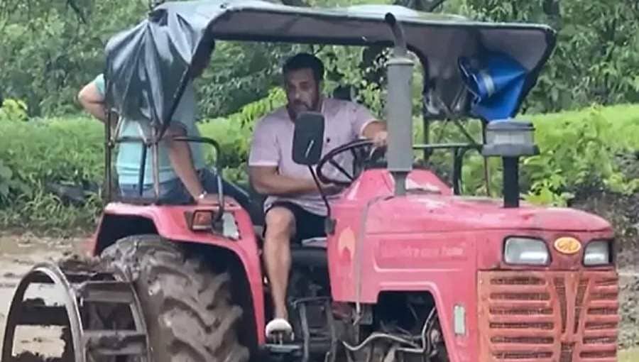 ಕೆಸರು ಗದ್ದೆಯಲ್ಲಿ ಓಡಾಡುತ್ತಾ, ಟ್ರಾಕ್ಟರ್ ಚಲಾಯಿಸಿದ ಸಲ್ಮಾನ್ ಖಾನ್!