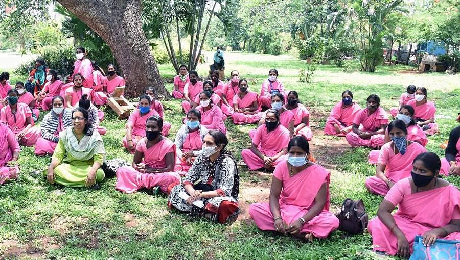ಸರ್ಕಾರದ ಮೊಂಡುತನದ ವಿರುದ್ಧ ತೀವ್ರ ಕಿಡಿ: ಸಾಮೂಹಿಕ ರಾಜೀನಾಮೆ ನೀಡುತ್ತೇವೆಂದ ಆಶಾ ಕಾರ್ಯಕರ್ತೆಯರು