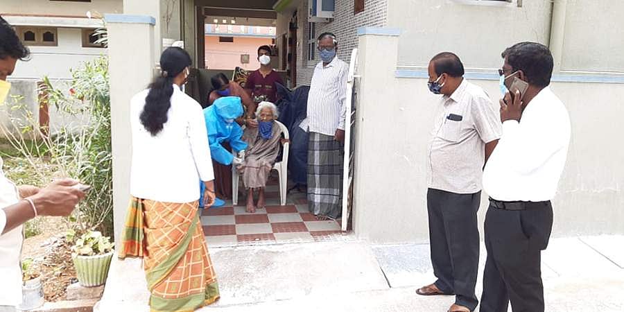 ಹೊಸಪೇಟೆ: ಕೊರೋನಾ ವೈರಸ್ ಹಿಮ್ಮೆಟ್ಟಿಸಿದ 'ಶತಾಯುಷಿ' ವೃದ್ಧೆ!
