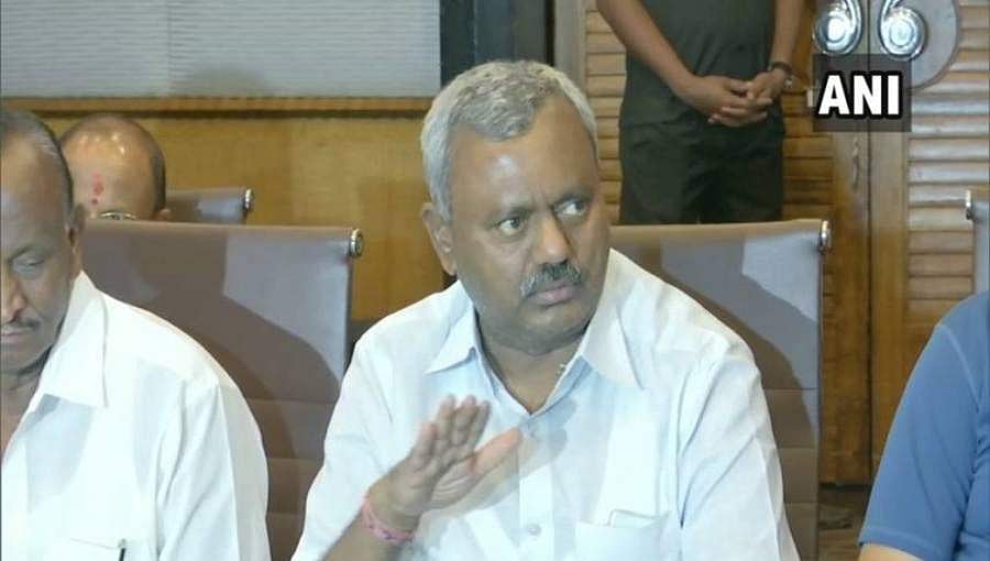 ಪ್ರಾಥಮಿಕ ಆರೋಗ್ಯ ಕೇಂದ್ರಗಳಿಗೆ ಸಚಿವ ಎಸ್‌.ಟಿ.ಸೋಮಶೇಖರ್ ದಿಢೀರ್ ಭೇಟಿ