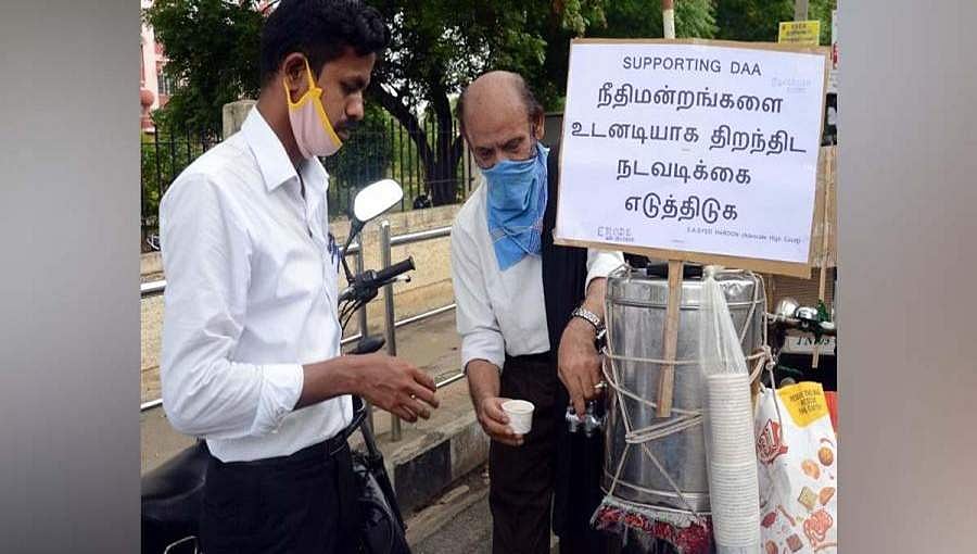 ಕೋವಿಡ್ ತಂದಿಟ್ಟ ಸಂಕಷ್ಟ: ಹೊಟ್ಟೆಪಾಡಿಗಾಗಿ ಟೀ ಮಾರುವ ವಕೀಲ!