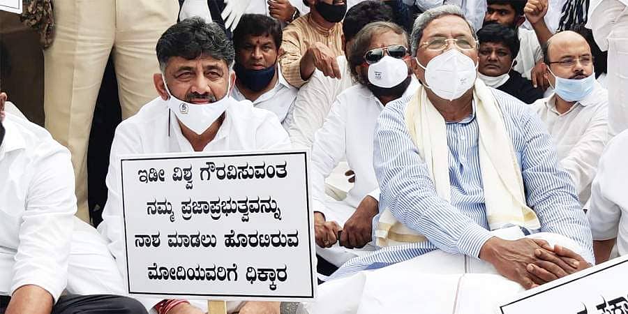 ಕೊರೋನಾ ಸೂತಕದಲ್ಲಿ ಸರ್ಕಾರದ ಸಂಭ್ರಮಾಚರಣೆ: ಡಿಕೆ ಶಿವಕುಮಾರ್ ಟೀಕೆ