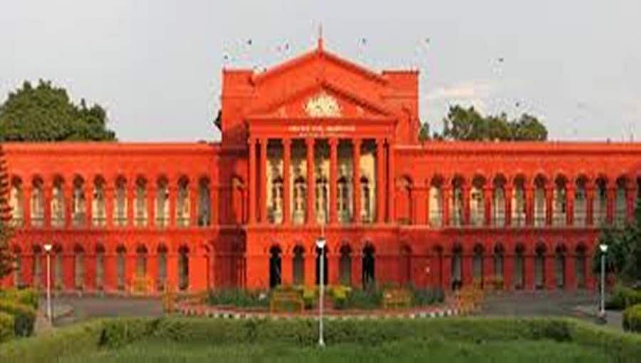 ಕೋವಿಡ್ ಮಾರ್ಗಸೂಚಿ ಉಲ್ಲಂಘನೆ: ರಾಜಕಾರಣಿಗಳ ವಿರುದ್ಧದ ಕ್ರಮಗಳ ವರದಿ ನೀಡಿ, ಹೈಕೋರ್ಟ್ ಸೂಚನೆ
