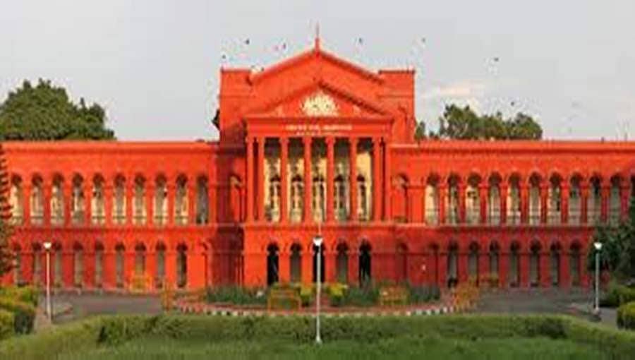 ಕೋವಿಡ್ ಮಾರ್ಗಸೂಚಿ ಉಲ್ಲಂಘನೆ: ರಾಜಕಾರಣಿಗಳ ವಿರುದ್ಧದ ಕ್ರಮಗಳ ವರದಿ ನೀಡಿ, ಹೈಕೋರ್ಟ್ ಸೂಚನೆ