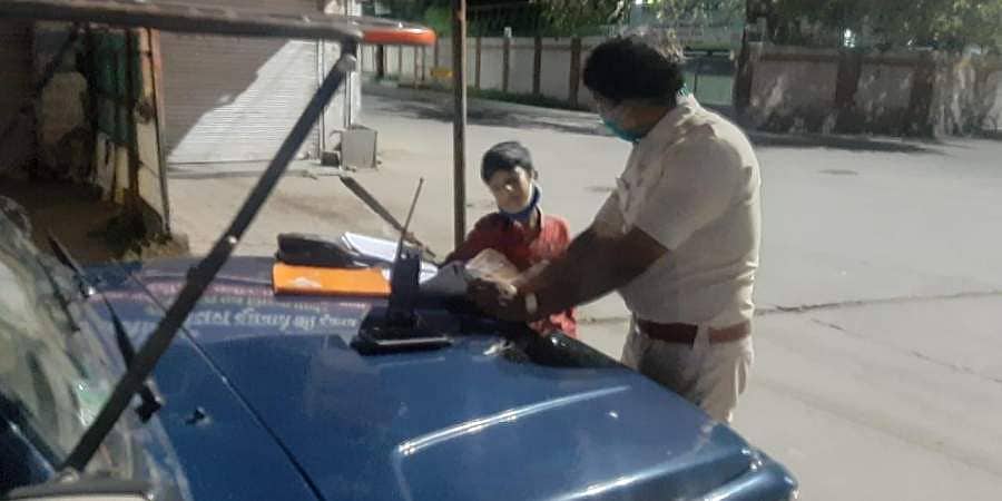 ಪೊಲೀಸ್ ಆಗುವ ಕನಸು: ಬಾಲಕನಿಗೆ ತರಬೇತಿ ನೀಡಲು ಶಿಕ್ಷಕನಾದ ಮಧ್ಯಪ್ರದೇಶ ಪೊಲೀಸ್ ಇನ್ಸ್'ಪೆಕ್ಟರ್!