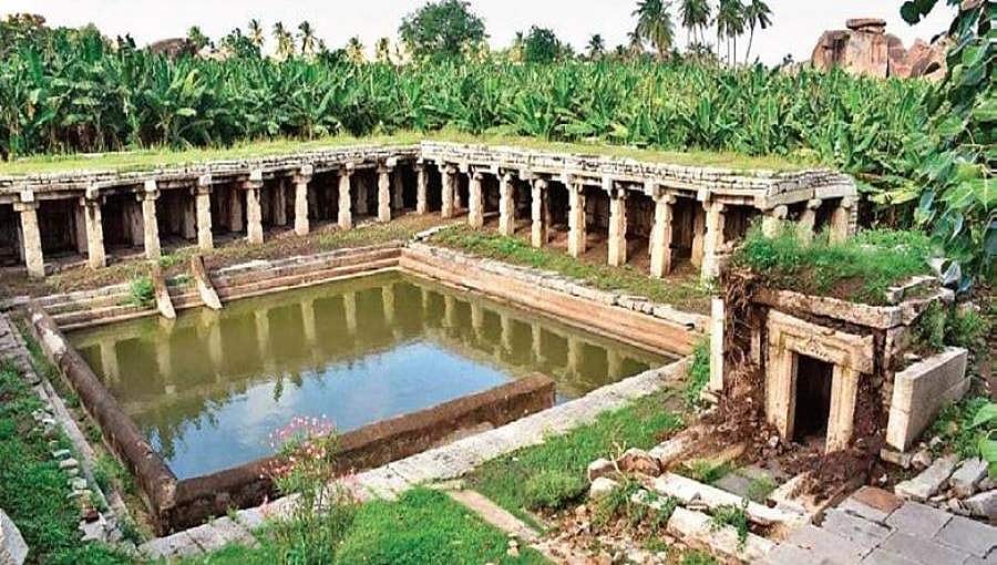 ಮಳೆ ವಿಕೋಪದಿಂದ ರಕ್ಷಿಸಲು ಹಂಪಿ ಸ್ಮಾರಕಕ್ಕೆ 'ಪ್ರವಾಹ ನಿರೋಧಕ' ಅಳವಡಿಕೆ