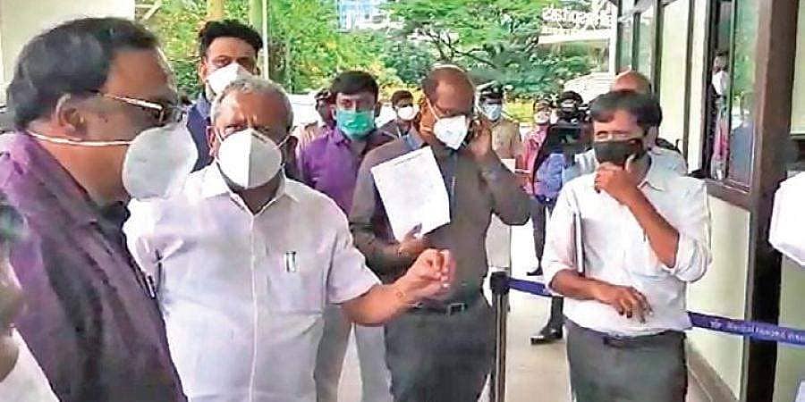 ಸೋಂಕಿತರಿಗೆ ಹಾಸಿಗೆ ನೀಡಿ, ಇಲ್ಲವೇ ವಿದ್ಯುತ್, ನೀರು ಸರಬರಾಜು ಕಡಿತ ಎದುರಿಸಿ: ಮಣಿಪಾಲ್ ಆಸ್ಪತ್ರೆ ಸಿಇಒಗೆ ಸಚಿವ ಖಡಕ್ ಎಚ್ಚರಿಕೆ
