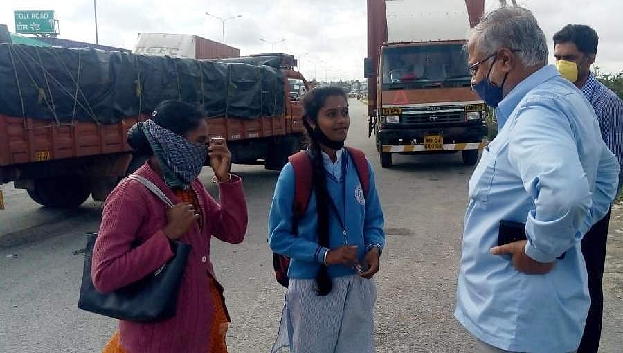 ಎಸ್ಎಸ್ಎಲ್'ಸಿ ಕೊನೆಯ ಪರೀಕ್ಷೆ: ಪರೀಕ್ಷಾ ಕೇಂದ್ರಕ್ಕೆ ಭೇಟಿ, ವಿದ್ಯಾರ್ಥಿಗಳೊಂದಿಗೆ ಮಾತನಾಡಿದ ಸಚಿವ ಸುರೇಶ್ ಕುಮಾರ್