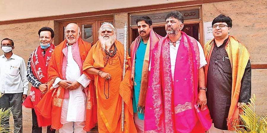 ಕನಕಪುರ ಬಂಡೆ ಟೆಂಪಲ್ ರನ್: ಕಾಡಸಿದ್ದೇಶ್ವರ ಮಠಕ್ಕೆ ಭೇಟಿ, ವಿಶೇಷ ಪೂಜೆ ಸಲ್ಲಿಕೆ