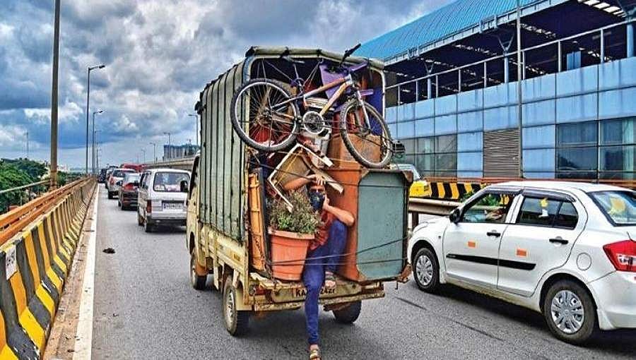 ಕೊರೋನಾ ತಂದ ಆತಂಕ:ಸಿಲಿಕಾನ್ ಸಿಟಿ ಬೆಂಗಳೂರು ಬಿಟ್ಟು ಊರಿಗೆ ಹೋಗುತ್ತಿರುವ ಉತ್ತರ ಕರ್ನಾಟಕ ಮಂದಿ