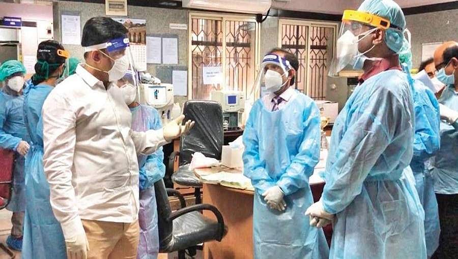ಶಾಸಕಿ ಸೌಮ್ಯ ರೆಡ್ಡಿ ಟ್ವೀಟ್: ಸರ್ಕಾರಿ ಆಸ್ಪತ್ರೆಗಳಿಗೆ ಸಚಿವ ಸುಧಾಕರ್ ದಿಢೀರ್ ಭೇಟಿ, ವೈದ್ಯಾಧಿಕಾರಿಗಳಿಗೆ ತರಾಟೆ