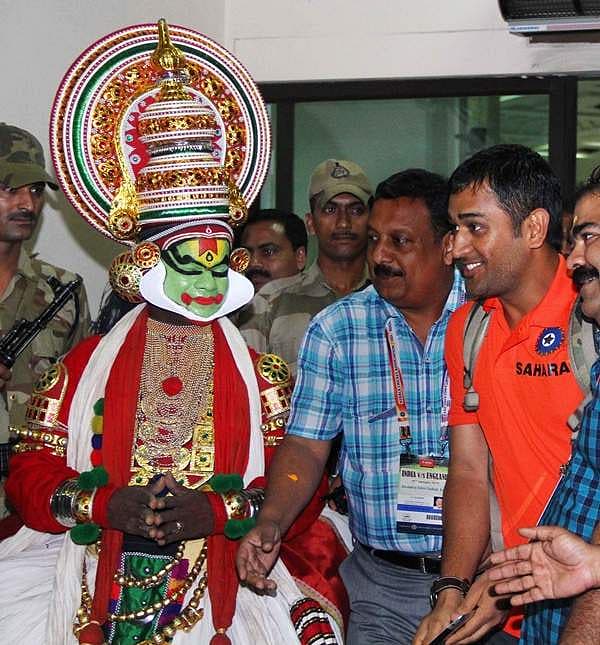 ಜವಾಹರಲಾಲ್ ನೆಹರು ಅಂತರಾಷ್ಟ್ರೀಯ ಕ್ರೀಡಾಂಗಣದಲ್ಲಿ ಮಂಗಳವಾರ ನಡೆಯಲಿರುವ ಏಕದಿನ ಪಂದ್ಯಕ್ಕಾಗಿ ಶನಿವಾರ ನೆಡುಂಬಸ್ಸೆರಿ ವಿಮಾನ ನಿಲ್ದಾಣಕ್ಕೆ ಆಗಮಿಸಿದ ಎಂ.ಎಸ್. ಧೋನಿ.