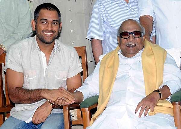 ತಮಿಳುನಾಡಿನಲ್ಲಿ ನಡೆದ ಸಮಾರಂಭವೊಂದರಲ್ಲಿ ಅಂದಿನ ಮುಖ್ಯಮಂತ್ರಿ ಕರುಣಾನಿಧಿಯವರು ಎಂ.ಎಸ್.ಧೋನಿಯವರೊಂದಿಗೆ ಕೈಕುಲುಕುತ್ತಿರುವುದು.