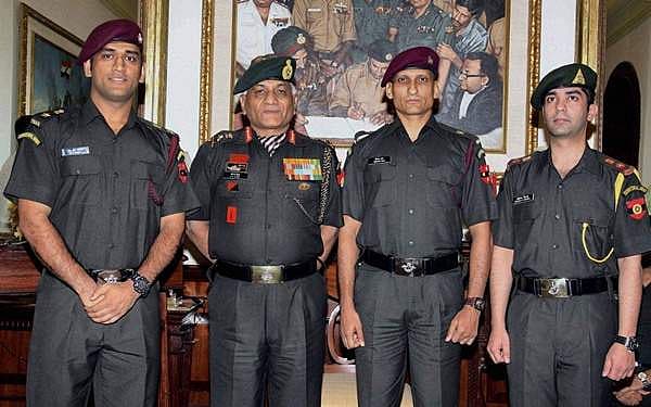 ಸೇನಾ ಮುಖ್ಯಸ್ಥ ಜನರಲ್ ವಿಕೆ ಸಿಂಗ್ ಅವರೊಂದಿಗೆ ಕ್ರಿಕೆಟಿಗ ಎಂ ಎಸ್ ಧೋನಿ.