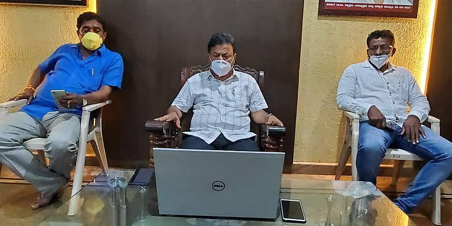 ಮುಖ್ಯಮಂತ್ರಿ ರಾಜಕೀಯ ಕಾರ್ಯದರ್ಶಿ ಎಂ.ಪಿ. ರೇಣುಕಾಚಾರ್ಯ ಕಚೇರಿ ಸಿಬ್ಬಂದಿಗೂ ಕೊರೋನಾ