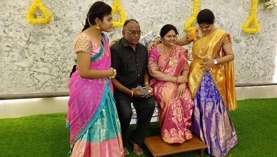 ಅಪಘಾತದಲ್ಲಿ ಪತ್ನಿ ಸಾವು: ಪತ್ನಿಯ ಪುತ್ಥಳಿ ಸ್ಥಾಪಿಸಿ, ಗೃಹಪ್ರವೇಶಕ್ಕೆ ಬಂದ ಅತಿಥಿಗಳಿಗೆ ಅಚ್ಚರಿ ಮೂಡಿಸಿದ ಕೊಪ್ಪಳದ ಉದ್ಯಮಿ!
