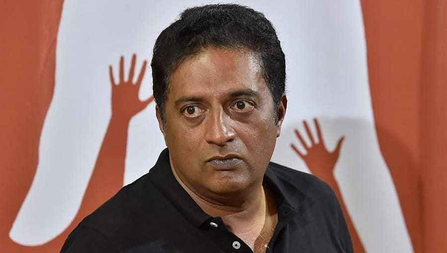 ಚಿತ್ರೀಕರಣ ವೇಳೆ ನಟ ಪ್ರಕಾಶ್ ರೈ ಕೈಗೆ ಗಂಭೀರ ಗಾಯ: ಶಸ್ತ್ರ ಚಿಕಿತ್ಸೆಗಾಗಿ ಹೈದರಾಬಾದ್ ಗೆ ಪ್ರಯಾಣ