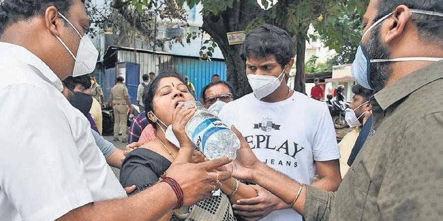 ನಾವೇನು ತಪ್ಪು ಮಾಡಿದ್ದೇವೆಂದು ಈ ಶಿಕ್ಷೆ?: ಕನಸಿನ ಮನೆ ಸುಟ್ಟು ಕರಕಲಾಗಿರುವುದು ಕಂಡು ಶಾಸಕನ ಪತ್ನಿ ಕಣ್ಣೀರು