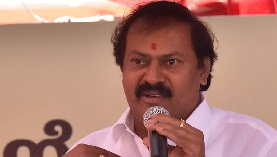 ರಾಜಕೀಯ ದ್ವೇಷದಿಂದ ಶಾಸಕ ಅಖಂಡ ಶ್ರೀನಿವಾಸ ಮೂರ್ತಿ ಮನೆ ಮೇಲೆ ದಾಳಿ ನಡೆದಿರಬಹುದು: ಮಾಜಿ ಕಾಂಗ್ರೆಸ್ ನಾಯಕ