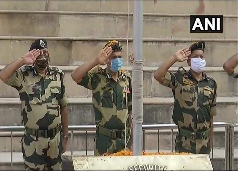ಇಂಡೊ-ಟಿಬೆಟನ್ ಗಡಿ ಭದ್ರತಾ ಪಡೆಯ ಮುಖ್ಯಸ್ಥ ಎಸ್ ಎಸ್ ದೇಸ್ವಲ್ ಅಮೃತಸರದ ಅತ್ತಾರಿ-ವಾಘಾ ಗಡಿಯಲ್ಲಿ ಭಾರತದ ರಾಷ್ಟ್ರಧ್ವಜವನ್ನು ಹಾರಿಸಿದರು.