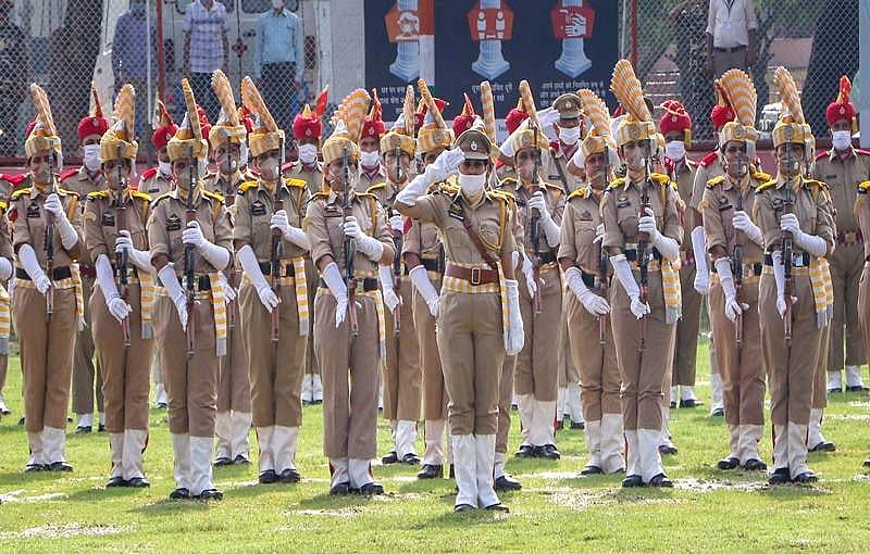 ಜಮ್ಮು-ಕಾಶ್ಮೀರದಲ್ಲಿ ಪೊಲೀಸ್ ಪಡೆಯಿಂದ ಗೌರವ ವಂದನೆ