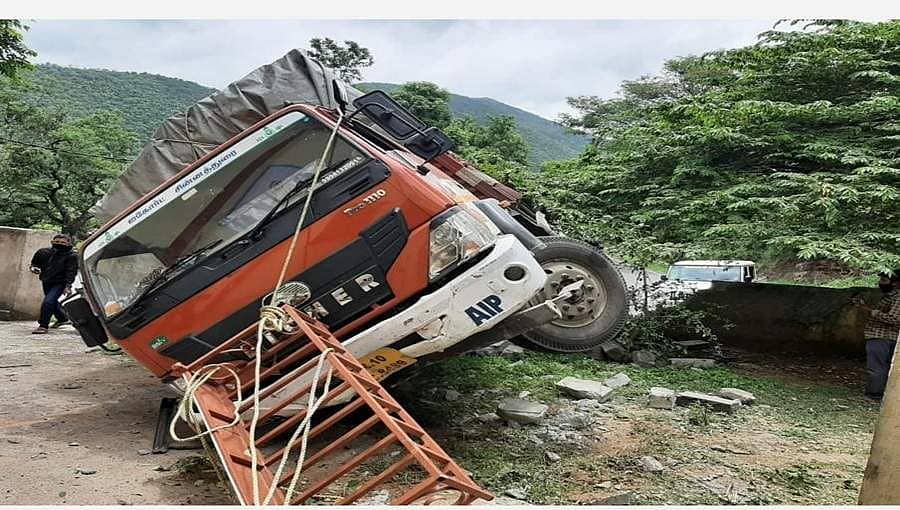 ಚಾಮರಾಜನಗರ: ಪಂಪ್ ಹೌಸ್ ಕಟ್ಟಡಕ್ಕೆ ಜೋಳ ತುಂಬಿದ್ದ ಲಾರಿ ಡಿಕ್ಕಿ