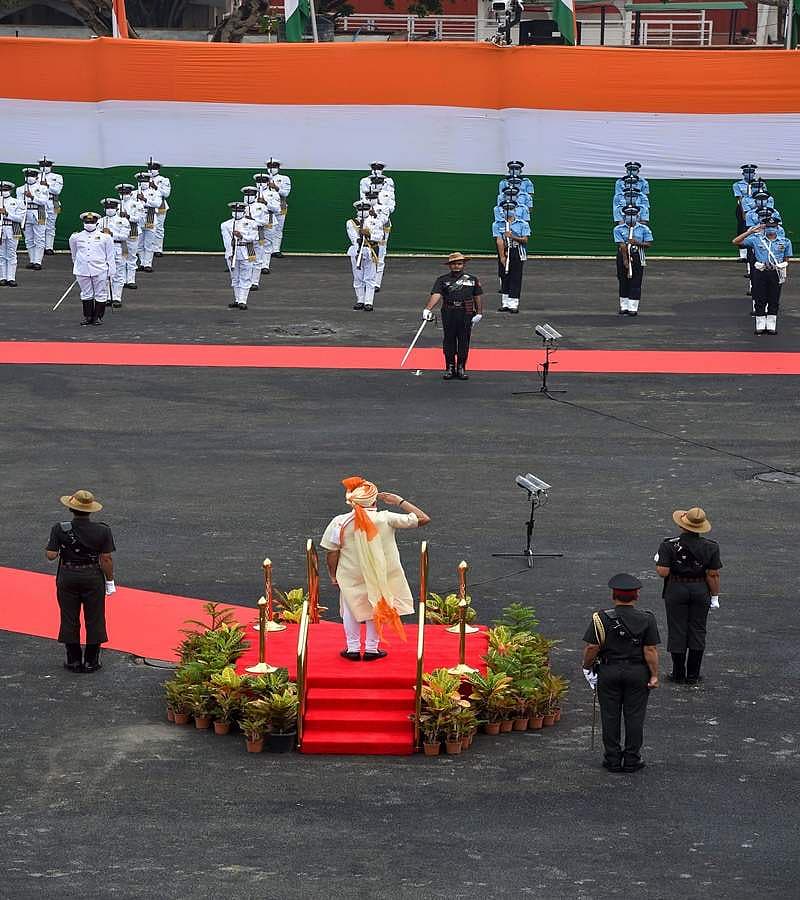 ದೇಶದ ಸೇನಾಪಡೆಯಿಂದ ಪ್ರಧಾನಿ ಗೌರವ ವಂದನೆ ಸ್ವೀಕಾರ