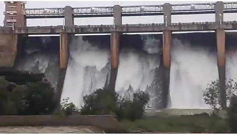 ಯಾವುದೇ ಕ್ಷಣಕ್ಕೆ ಸಾವಿರಾರು ಕ್ಯೂಸೆಕ್ ನೀರು: ತುಂಗಭದ್ರಾ ಪಾತ್ರದಲ್ಲಿ ಹೈ ಅಲರ್ಟ್ 