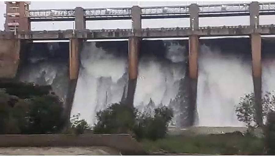 ಯಾವುದೇ ಕ್ಷಣಕ್ಕೆ ಸಾವಿರಾರು ಕ್ಯೂಸೆಕ್ ನೀರು: ತುಂಗಭದ್ರಾ ಪಾತ್ರದಲ್ಲಿ ಹೈ ಅಲರ್ಟ್