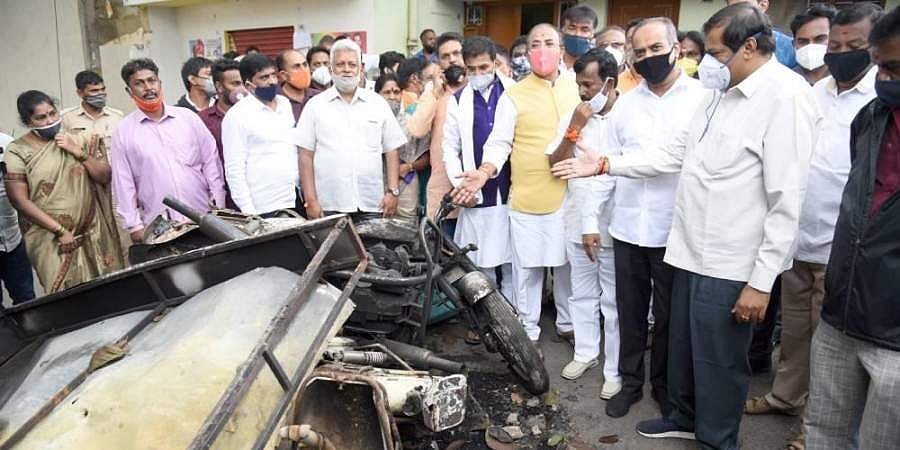 ಬೆಂಗಳೂರು ಗಲಭೆ: ಘಟನಾ ಸ್ಥಳಕ್ಕೆ ಬಿಜೆಪಿ ಸಮಿತಿ ಭೇಟಿ, ಪರಿಶೀಲನೆ