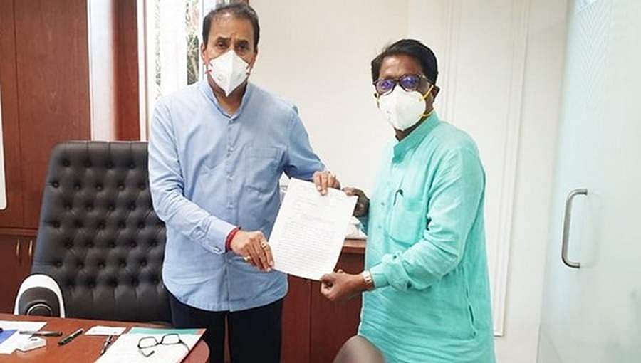 ಸಿಎಂ ಠಾಕ್ರೆ ವಿರುದ್ಧ ಆರೋಪ ಮಾಡುತ್ತಿರುವ ಅರ್ನಬ್ ಗೋಸ್ವಾಮಿ ವಿರುದ್ಧ ಕ್ರಮ ಕೈಗೊಳ್ಳಿ: 'ಮಹಾ' ಸರ್ಕಾರಕ್ಕೆ ಶಿವಸೇನೆ ಆಗ್ರಹ